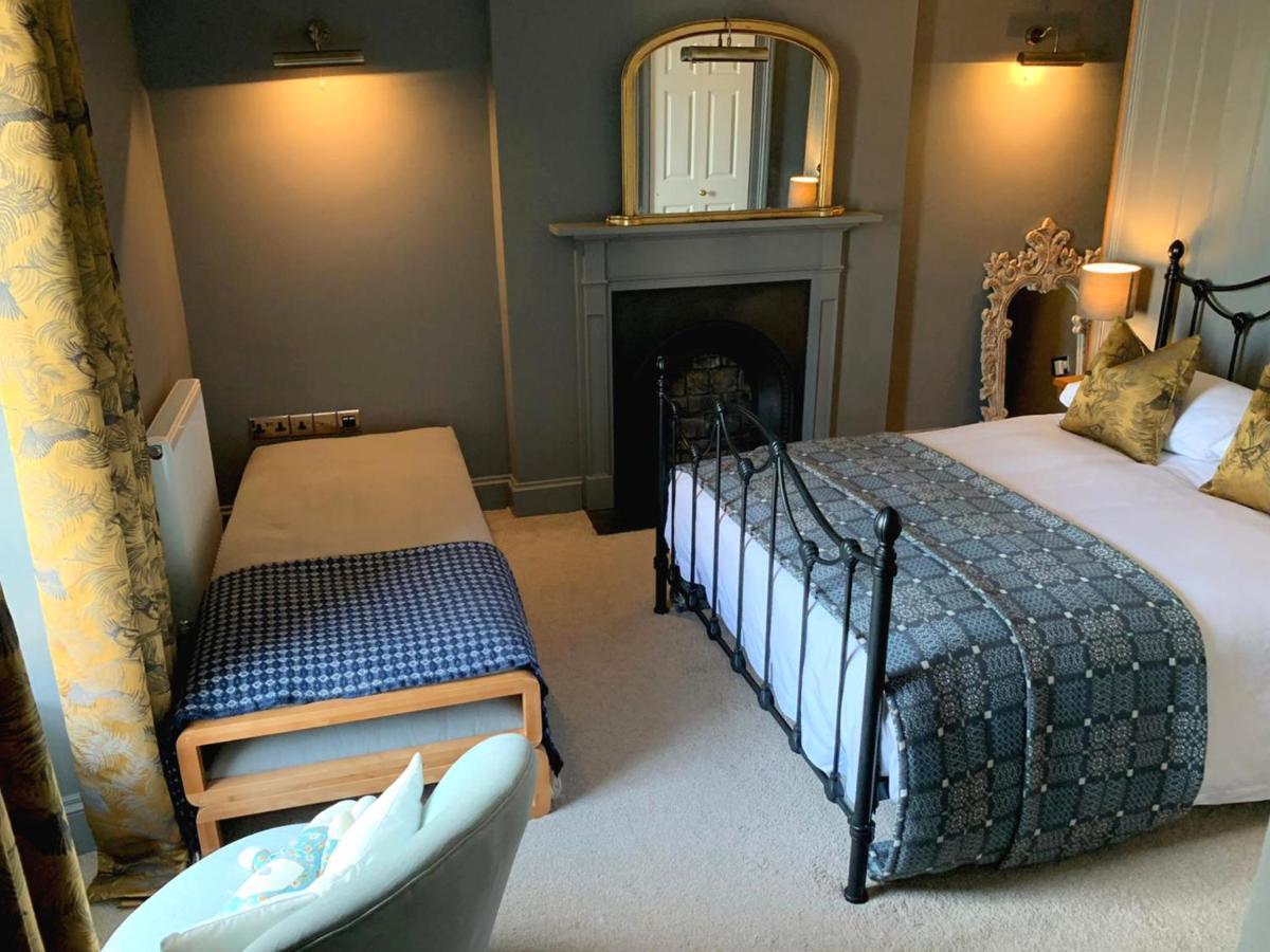 Dylan Thomas Sea View Bed & Breakfast Лаарн Екстериор снимка