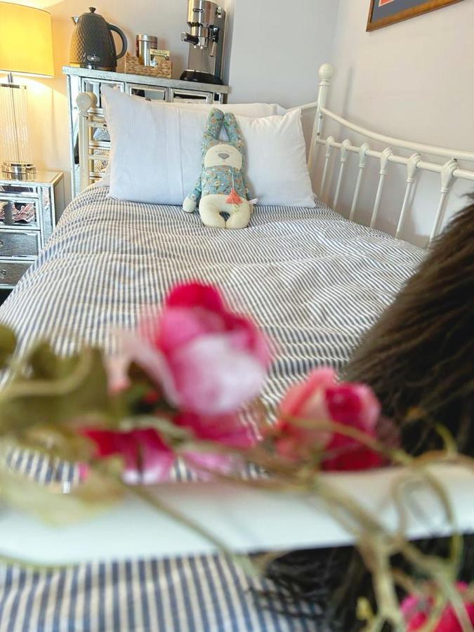 Dylan Thomas Sea View Bed & Breakfast Лаарн Екстериор снимка