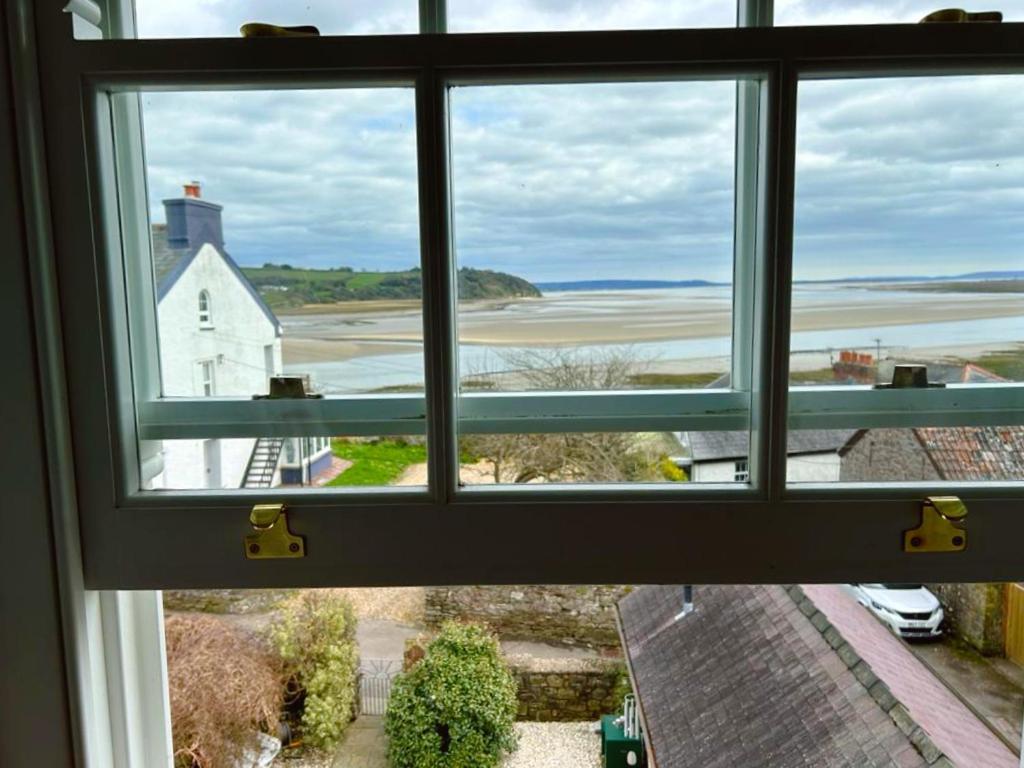 Dylan Thomas Sea View Bed & Breakfast Лаарн Екстериор снимка
