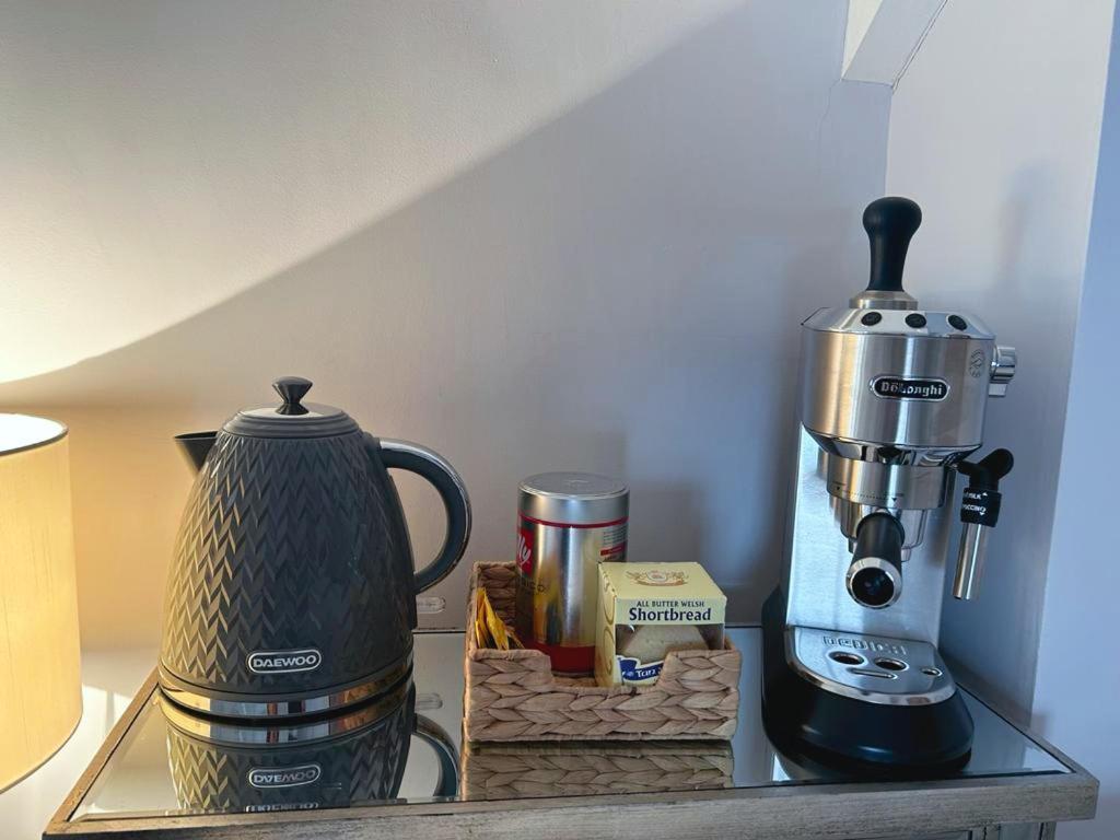 Dylan Thomas Sea View Bed & Breakfast Лаарн Екстериор снимка